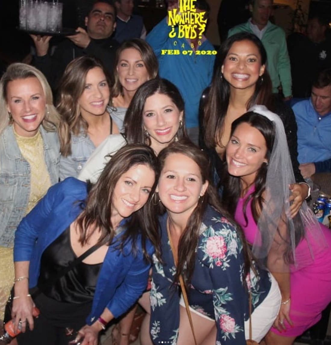 Un grupo de despedida posando en The Nowhere Bar