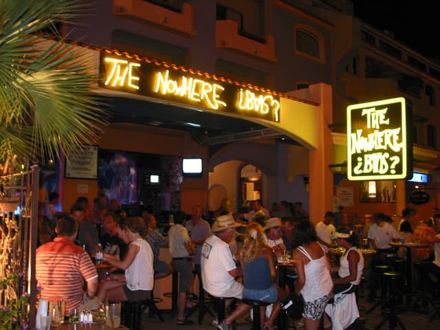 The Nowhere Bar en la marina de Cabo San Lucas de noche